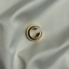 Cargar imagen en el visor de la galería, EAR CUFF GIADA
